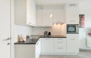 Réfrigérateur, micro-ondes, plaque de cuisson, cafetière/bouilloire