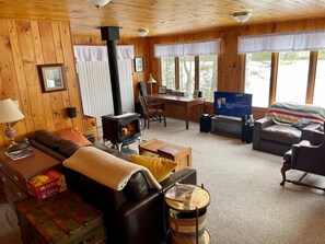 Smart TV, fireplace, books, stereo - Waterfront, high-speed internet, near Bon Echo park! (North Frontenac)