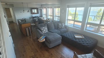 Televisión, chimenea, libros y impresora