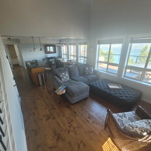 Fernseher, Kamin, Bücher, Drucker