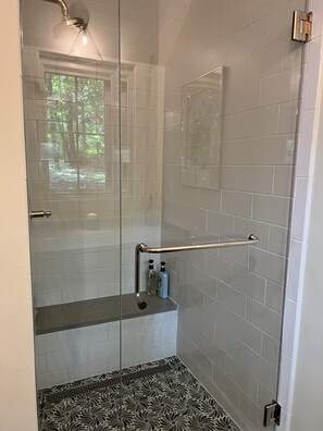 Shower, hair dryer, towels, soap - Beautiful Brow home on  Lookout Mountain in Mentone, Alabama (Mentone)