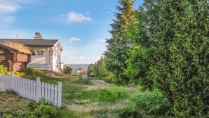 A house with a white fence, a garden, and a view of the sea. - Amazing home in Drøbak with kitchen (Drøbak)
