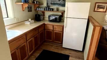 Frigorífico, microondas, cafetera o tetera y tostadora