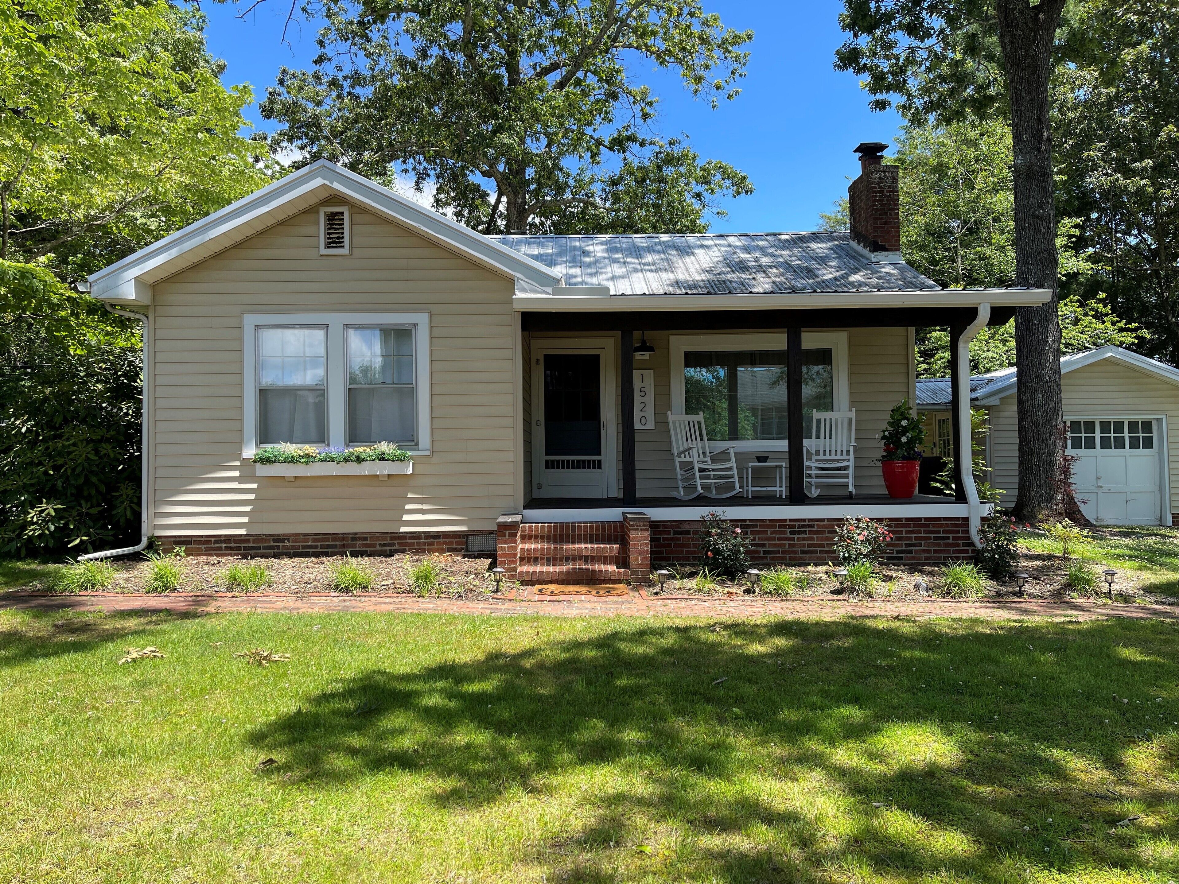 Blue Ridge Retreat -- Peaceful Cottage within easy reach - 1 mile to Downtown.
