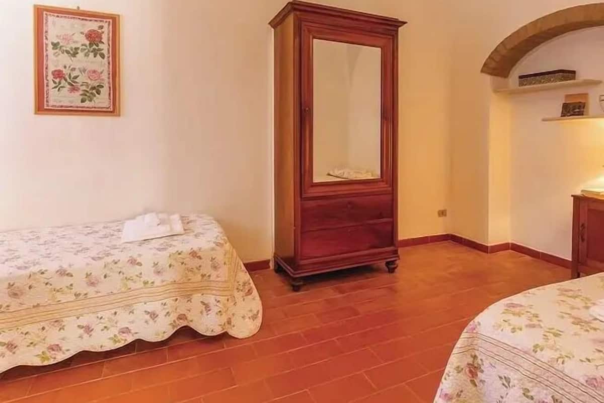 Appartamento, vista mare parziale | Tende oscuranti, ferro/asse da stiro, Wi-Fi gratuito