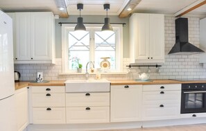 Fridge, dishwasher, coffee/tea maker