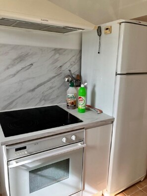 Mikrowelle, Ofen, Geschirrspüler, Wasserkocher mit Kaffee-/Teezubehör