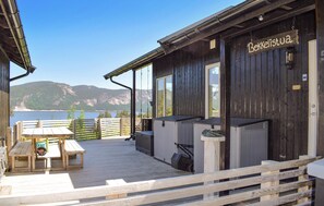 Un edificio in legno con un cartello che riporta la scritta 