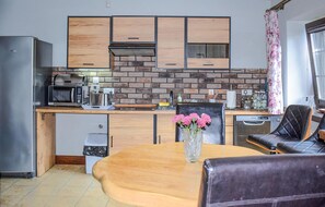 Fridge, microwave, dishwasher, cookware/dishes/utensils