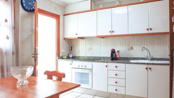 Een koelkast, een oven, een kookplaat