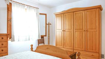 3 slaapkamers, een strijkplank/strijkijzer, gratis wifi, beddengoed