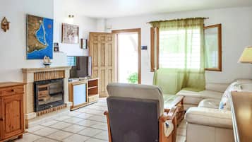 Een televisie en een open haard