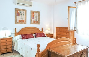 3 bedrooms, iron/ironing board, free WiFi, bed sheets