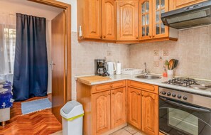 Fridge, oven, stovetop, coffee/tea maker
