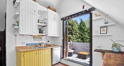 The perfect Kitsilano getaway- 5 min from the beach!