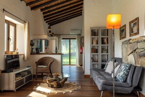 Tv, pejs, bordtennisbord, bøger