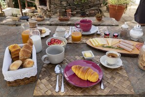 Outdoor dining - Casas de Campo do Castro da Cola - Casa do Moinho Oeste (Ourique)