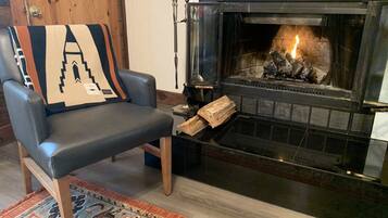 Kabin Deluks, 1 Tempat Tidur King, tepi gunung | Area keluarga | Televisi layar datar 42-inci dengan saluran TV kabel