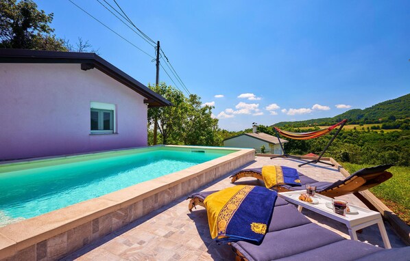 حمّام سباحة مُدفَّأ