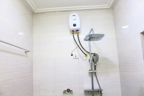 Superior-værelse | Badeværelse | Bruser, gratis toiletartikler, håndklæder
