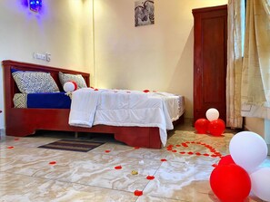 Superior Room | Desk, soundproofing, free WiFi, bed sheets - Glory Palace Hotel (Cotonou)