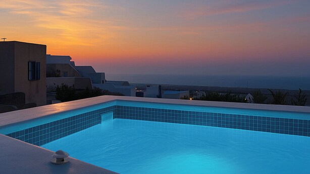 Piscina com vista para o oceano ao pôr do sol.