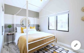 Une chambre à coucher moderne avec un lit à baldaquin, une grande fenêtre et une vue sur la ville.