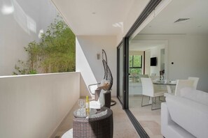 Outdoor dining - Mexication Beach Bliss: Stylish Playa Getaway (Playa del Carmen)