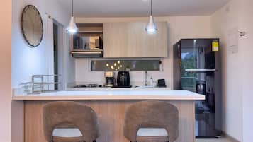 Frigorifero, microonde, forno, piano cottura