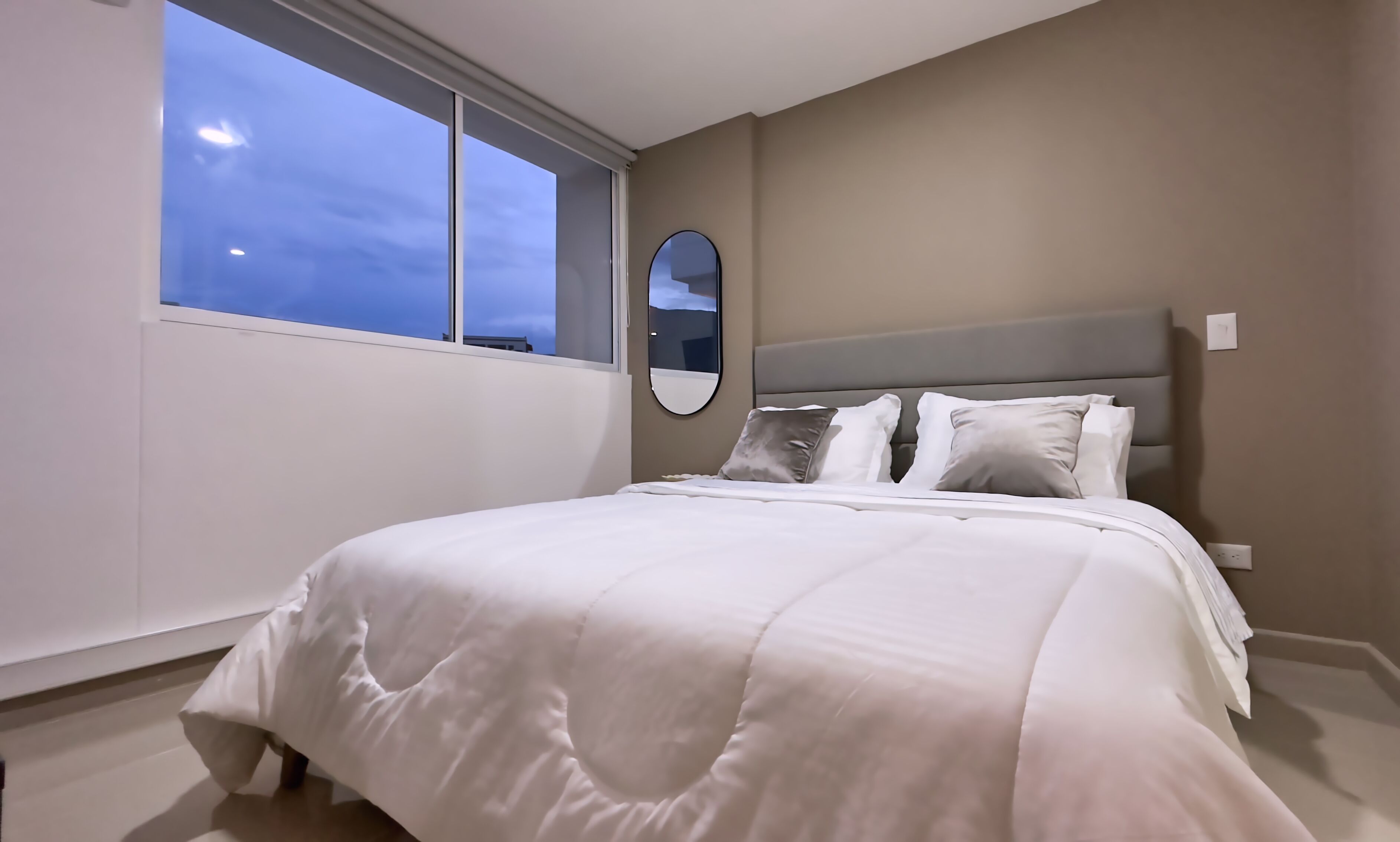 2 habitaciones, tabla de planchar con plancha y wifi gratis 