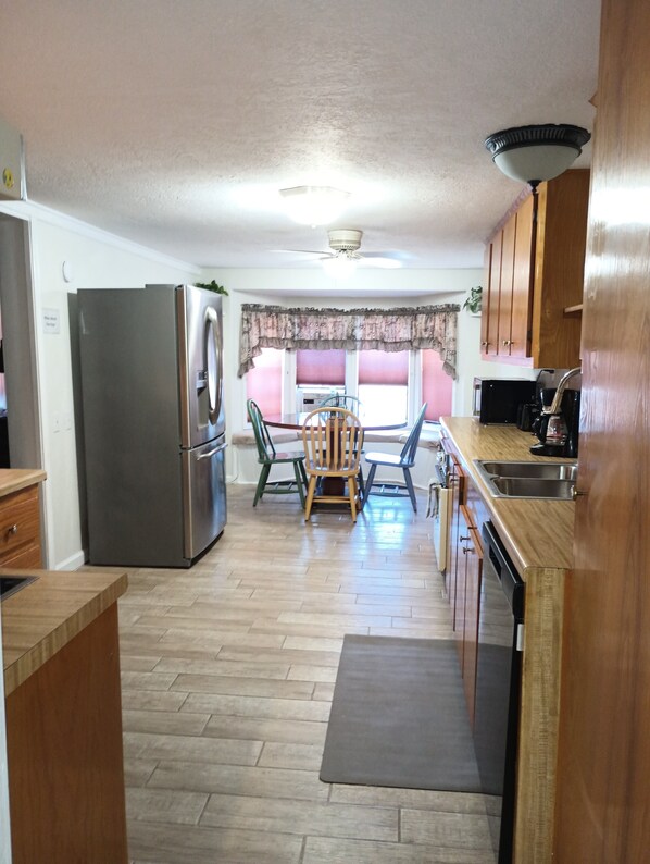 冰箱、微波炉、烤箱、炉灶