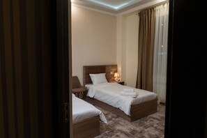 Basic Twin Room | Free cribs/infant beds, free WiFi, bed sheets