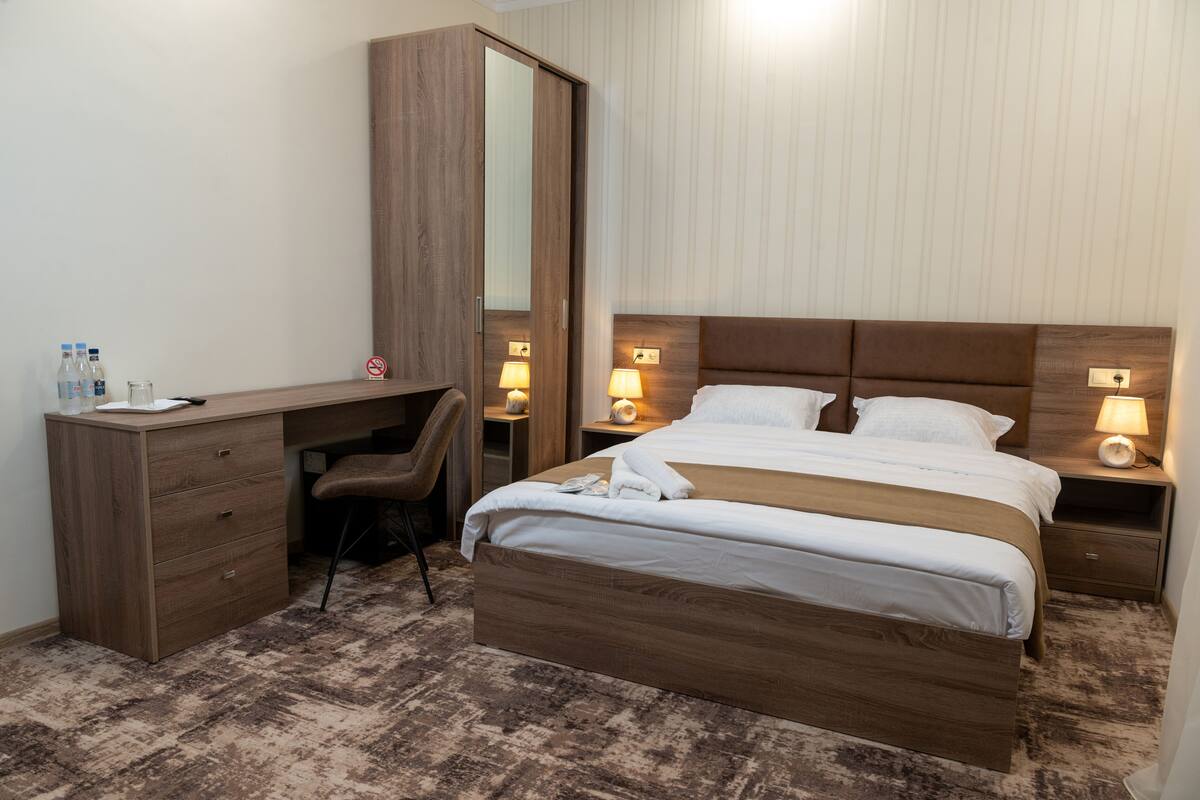 Basic-Doppelzimmer | Kostenlose Babybetten, kostenloses WLAN, Bettwäsche