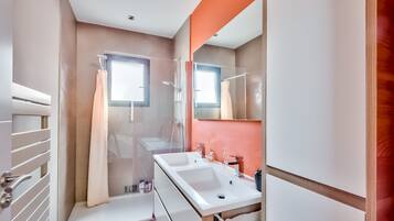 Douche, sĂšche-cheveux, serviettes fournies, savon