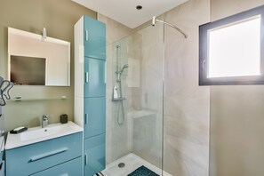 Dusche, Haartrockner, Handtücher, Seife