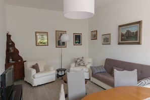 Living area - Brand new air-conditioned flat in the Ex Campo d'Aviazione district a few minutes from the pine forest and the sea . It can accommodate up to 6 persons . Situated on the ground floor of a small condominium with private access, it offers at the entrance a (Viareggio)