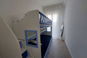 3 室のベッドルーム、アイロン / アイロン台、ベッドシーツ