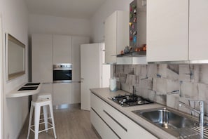 Fridge, oven, stovetop, dishwasher - Brand new air-conditioned flat in the Ex Campo d'Aviazione district a few minutes from the pine forest and the sea . It can accommodate up to 6 persons . Situated on the ground floor of a small condominium with private access, it offers at the entrance a (Viareggio)