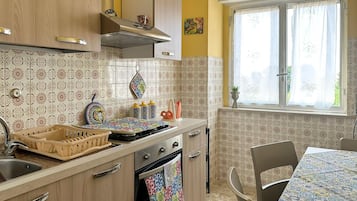 Kühlschrank, Herdplatte, Wasserkocher mit Kaffee-/Teezubehör