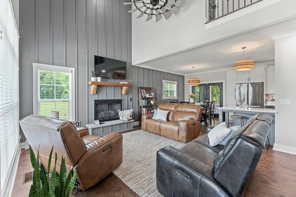 Smart-tv, een open haard, een tafeltennistafel en boeken