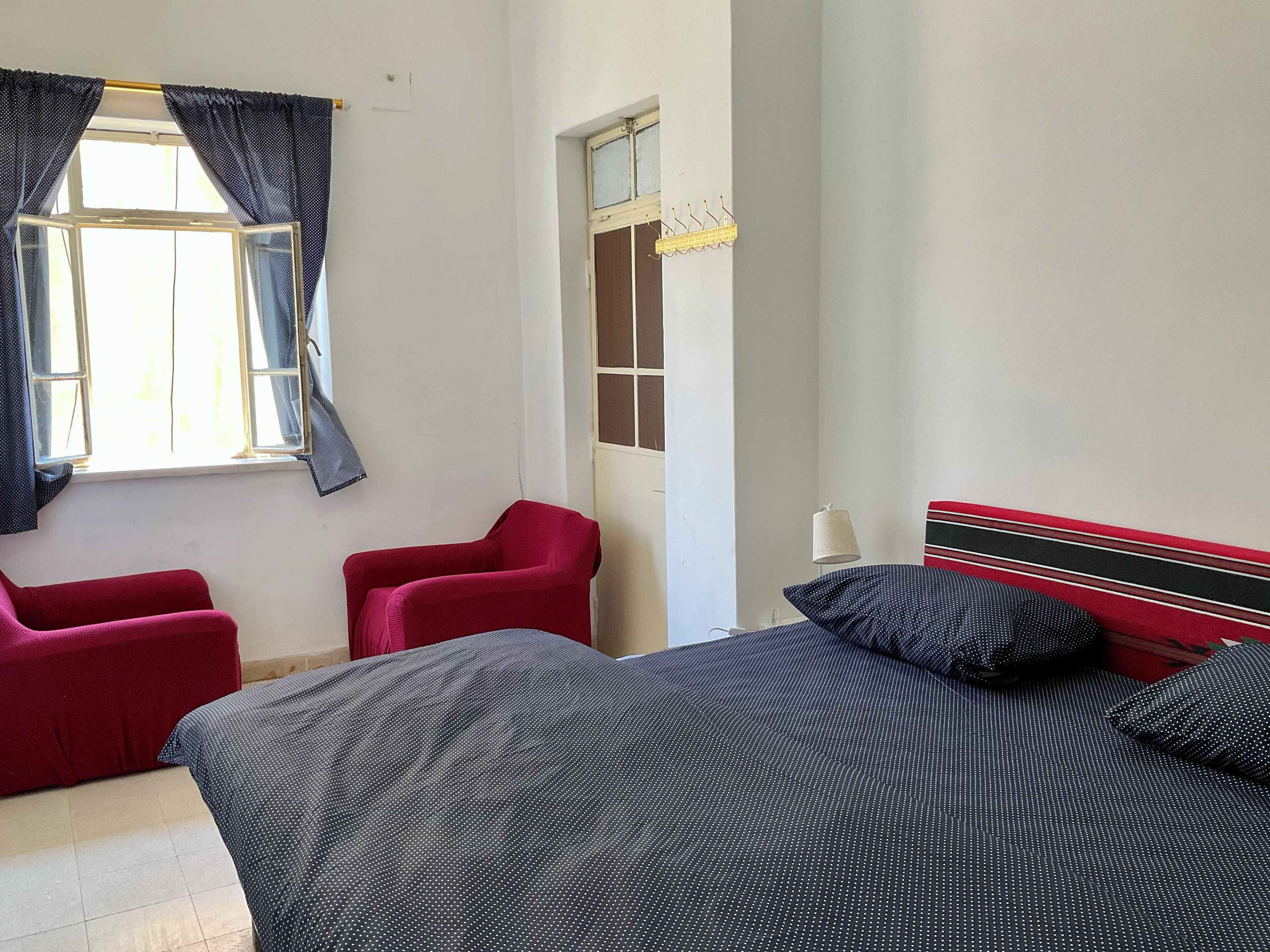 1 chambre, bureau, fer et planche à repasser, Wi-Fi