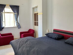 1 chambre, bureau, fer et planche à repasser, Wi-Fi
