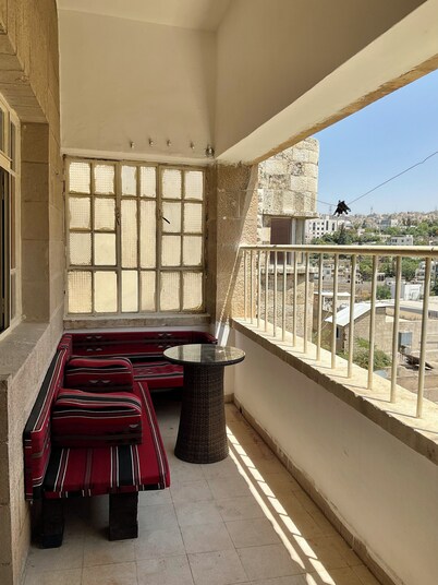 Cosy Private Apartment In the Center of Amman 5 minutes away from Downtown
