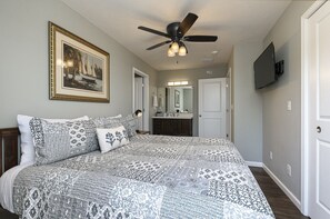 6 bedrooms, desk, iron/ironing board, travel crib