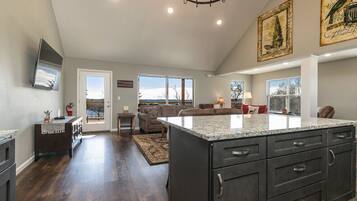 Televisión, videojuegos, reproductor de DVD y futbolito