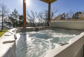 Bañera de hidromasaje al aire libre