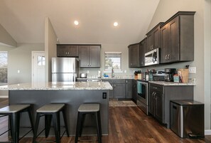 Fridge, microwave, oven, stovetop - Stunning Lakeview Home:  Hot tub Firepit Games (Kirbyville)