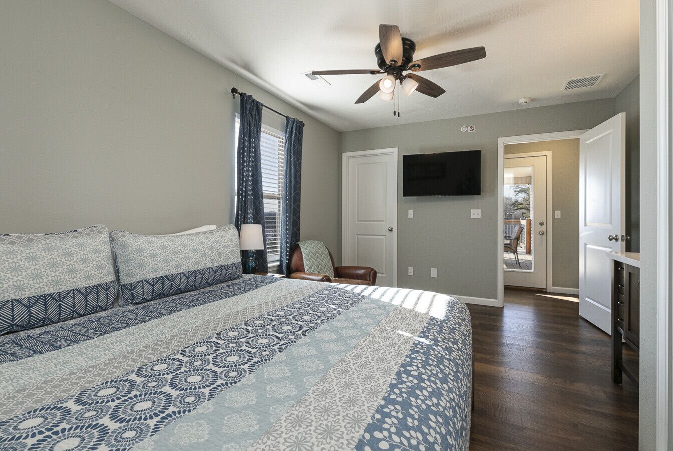 6 dormitorios, escritorio, tabla de planchar con plancha y cuna de viaje