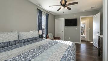 6 dormitorios, escritorio, tabla de planchar con plancha y cuna de viaje