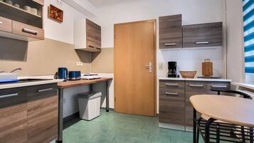 Herdplatte, Geschirrspüler, Wasserkocher mit Kaffee-/Teezubehör